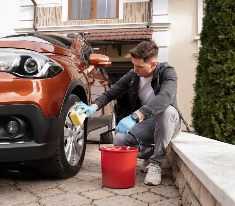 Lavage auto à domicile Saint-Merd-la-Breuille : professionnel intervenant sur un véhicule